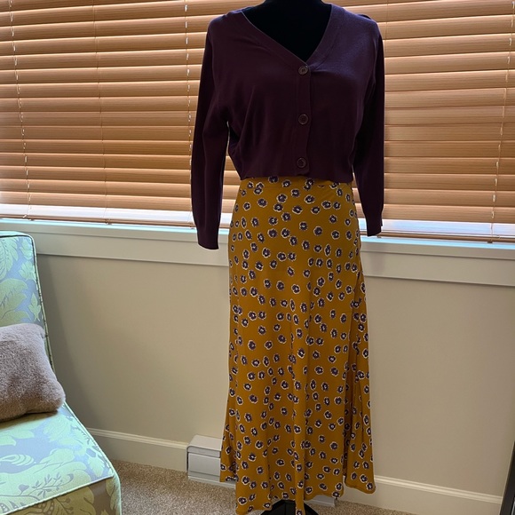 Midi length skirt, gold background with purple and white flower pattern. - Picture 7 of 8